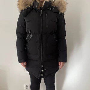 Cedrico Monet jacka - Väljer att sälja min snygga vinterjacka då jag känner att den blivit för liten och inte kommer till användning. Kontakta mkg för fler frågor!💞💞