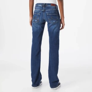 Valerie Bootcut Jeans LTB - Säljer dessa low waist bootcut jeans i modellen Valerie från LTB. Endast använda 3 gånger. Hålet på ena knät har jag klippt själv. Köpta för 800kr men säljer för 400kr. 
