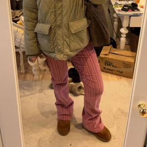 Unika rosa Manchester byxor  - Vintage rosa maschster byxor med låg midja. Passar som en storlek s/36. Nya med lappen kvar på. 