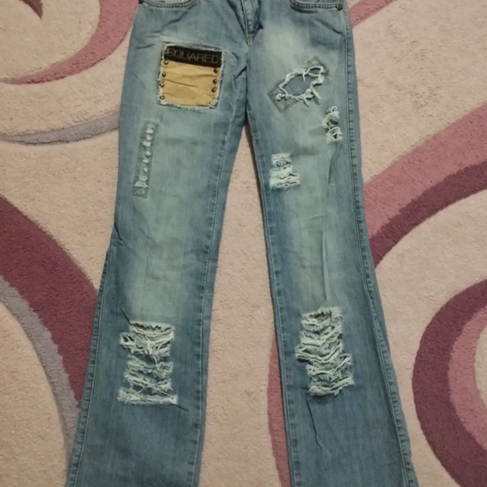 Asnice unika lågmidjade jeans från dsquared, säljer enbart då de är något små för mej 💔 Rak modell (lite utsvängda där nere) o sitter verkligen så nice!  Storlek 36 midjemått 72 cm. Kan mötas i Malmö eller frakta 🧸❤️. Jeans & Byxor.