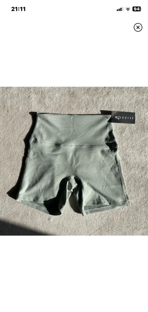 Relode shorts, Vibe - Lånade bilder! Säljer nu mina Relode shorts då jag behöver en storlek större!! Dessa är i storlek XS och jag kan säga att detta är det bästa tränings relaterat jag någonsin haft på mig!Rekommenderar STARKT!! Så sköna och såå överdrivet snygga!! 