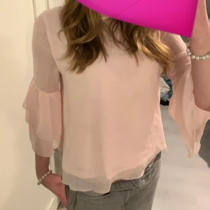 Ljusrosa topp🩷 - En jätte gullig ljus rosa topp med armar som slutat vid armbågen ish🩷 Tyvärr så har den lite defekter där av priset. Står ej storlek men jag skulle säga S. (Eur 170) Använd! Helt okej skick.💓