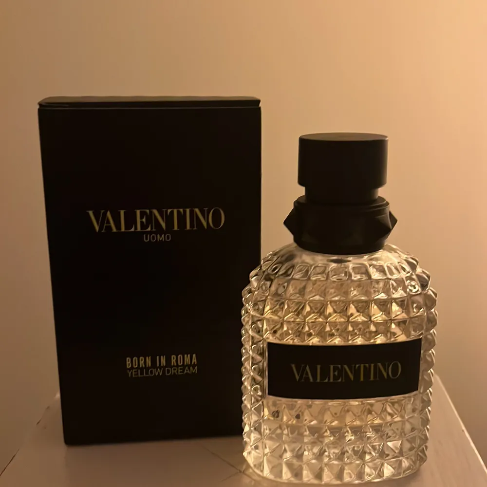 Valentino Born in Roma yellow dream, luktar väldigt gott, den är knappt använd, så det är mycket kvar . Parfym.