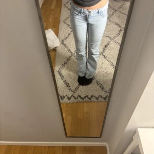 Lågmidjade jeans  - Säljer dessa low waist jeans från hm. Knappt använda ser som nya ut. Hör av er vid frågor ❤️