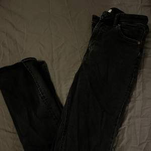 ett par svarta/gråa jeans med slits ifrån hm 