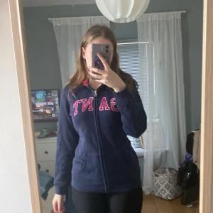 Gant zip up - En söt, figursydd, gant hoodie (äkta) 🫶 Inga skador eller liknande och är knappt använd 💕