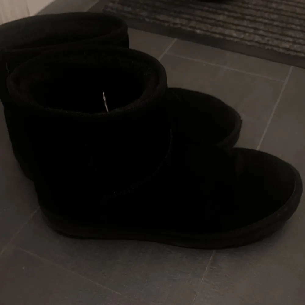 Svarta uggs från Nelly i storlek 39. Bra skick!. Kengät.