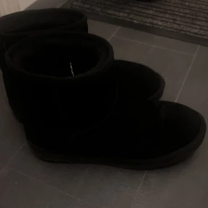 Svarta uggs  - Svarta uggs från Nelly i storlek 39. Bra skick!