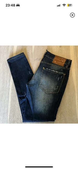 Dsquared2 jeans -  Bra skick på den, den har använts väl. Köptes på farfetch för ca 3000. Har inte kvar något bevis för den så säljer för 450 kr. Storleken är 44, sitter som 30/31. Modellen är slim fit.