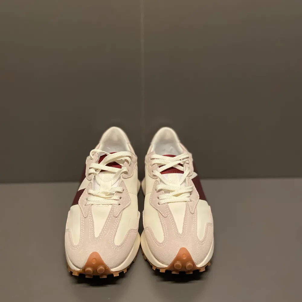 New Balance 327 är en ikonisk sko som kombinerar retrodesign med modern komfort. Dessa sneakers har snabbt blivit en favorit bland sko entusiaster och mode kännare.. Skor.