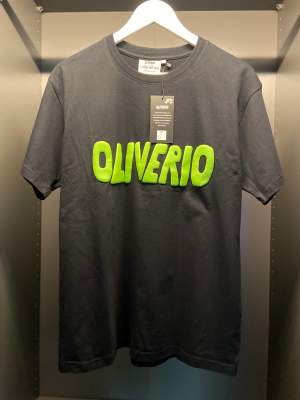 Visage OLIVERIO Tee från en osläppt klädkollektion. Denna kollektion inkluderar t-shirts samt luv tröjor som är tillgängliga i begränsad upplaga.   - 100% bomull  - 120GSM  - Passform: Oversize  - Färg Svart / Neon Gul (LE)  SKICK: OANVÄND