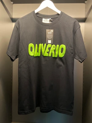 Visage OLIVERIO Tee (Osläppt) - Visage OLIVERIO Tee från en osläppt klädkollektion. Denna kollektion inkluderar t-shirts samt luv tröjor som är tillgängliga i begränsad upplaga.   - 100% bomull  - 120GSM  - Passform: Oversize  - Färg Svart / Neon Gul (LE)  SKICK: OANVÄND