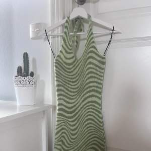 Cool grön stickad klänning från HM i storlek xs använd 1-2 ggr