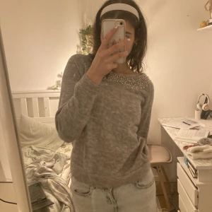 Grå stickad med pärlor  - En supermysig och fin grå finstickad tröja med pärlor i ringningen, mycket bra skick då den knappt är använd. Lite Sthlm-stil vibe på den. Ursprungligen från Bik Bok. Strl xs men passar mig som är xs-s. Finns på andra sidor. Pris går att diskutera. 