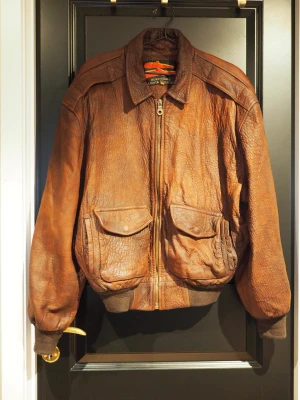 Brun vintage skinnjacka  - Skinnjacka pilot/aviator modell i storlek XL