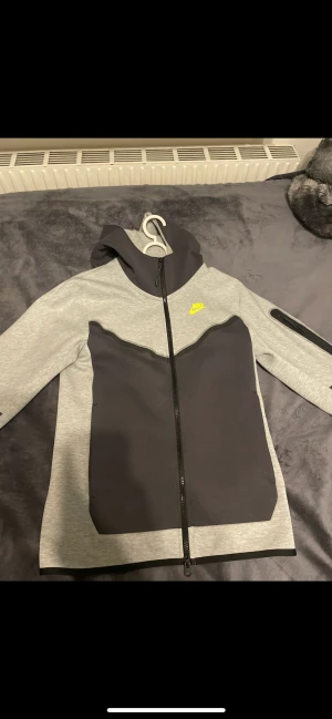 Nike tech dress - Helt fräsch. Använd fåtal gånger. Byxorna strl S Kofta strl XS