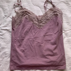 Rosa linne spets  - Jättefint rosa/lila linne på spets❤️strl M, nyskick❤️