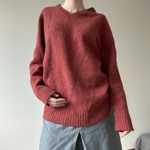 Ull tröja - Ulltröja från Ralph lauren, jätte fin färg och perfekt nu när det blir lite kallare! Den har en fin V-ringning. Den är inköpt second hand och använd. 