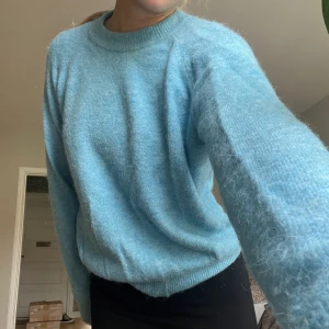 Zara alpacka stickad tröja 🩵 - Superfin och jättegosig tröja från Zara i en alpacka/ullblandning 🤍 storlek S och i superfint skick!  Nypris: ca 500 kronor Hör av dig vid frågor eller fler bilder! 🌸 