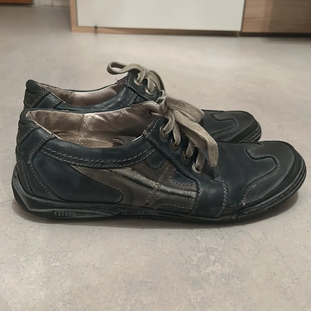 90-tals grönblåa skor från ett polskt skomärke 