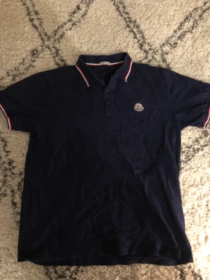 Moncler pike - Säljer min Moncler pike storlek Large. Tröjan är varsamt använd det ända är att den översta knappen saknas därav det billiga priset självklart går det att sy på en ny knapp. Tröjan är äkta och har en Qr kod   Pris går att diskuteras bara att höra av sig 