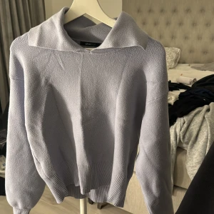 Gina tröja - Säljer denna mysiga tröja från Gina tricot då den inte längre används❤️Är använd ensast använd ett fåtal gånger och är som ny. Tveka inte att på skriva vid frågor eller intresse!!