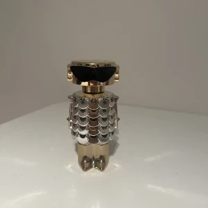 Paco rabanne eau de parfum 50 ml - Super fin doft från Paco rabanne.  50 ml.  Använd 2 gånger/ 2 sprut.  Ordinarie pris 1270kr  Nypris 700kr inkl frakt.  Älskar doften!!!! men jag är väldigt känslig mot parfym och denna blev för stark för mig tyvärr.  Nästan oanvänd. 🙏🏼pris kan diskuteras 