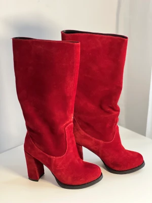 Stövlar  - Skor, stl. 37, Dam Fabiani stövlar i mocka, knälånga. Inuti finns naturlig päls upp till ankeln. Använd ett par gånger. Klack 10 cm. Mycket bekväm och varm 900 kr