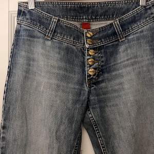 Blåa lågmidjade retro jeans från H&M. Använda 2-3 gånger max!!!  Skriv om du vill ha fler bilder? 