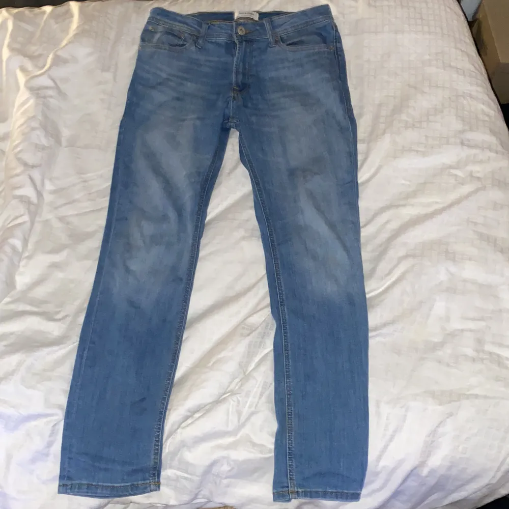 Säljer ett par Jack and Jones jeans. Dom är i nyskick och de finns knappt något täken på användning. Nypris 600. Hör av dig om du har några funderingar 🤝. Jeans & Byxor.