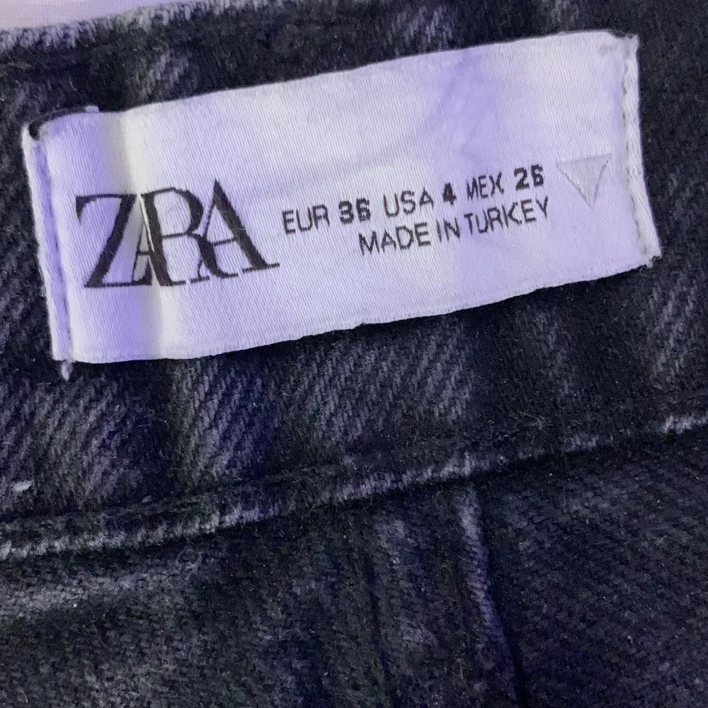 Säljer mina jeans ifrån zara. Dom är aldrig använda eftersom att dom var för små när jag köpte dom och har inte haft tid att skick tillbaka. Original priset var 650.. Jeans & Byxor.