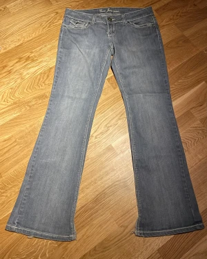 Jeans Guess - Vintage Guess jeans i storlek 30.