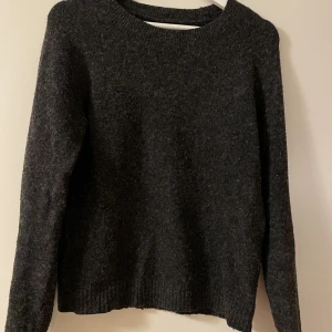 Stickad tröja  - Stickad tröja från vero Moda, storlek S, 