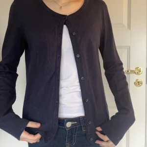 Marinblå kofta - Söt och bra skick Lite nopprig vid armarna, skriv för bild, syns knappt 