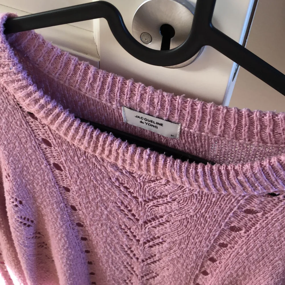 Rosa stickad tröja med fint mönster 🩷superskön och perfekt med något under 🩵 ganska stor i storleken 🩷fint skick, pris diskuterbart . Stickat.