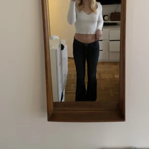 Lågmidjade jeans - Lågmidjade bootcut jeans från kookai i strl 27/S. Jeansen är mörkblåa/svarta Inga täcken på användning(bra skick) skriv vid intresse. Köpare står för frakt men kan även mötas i Stockholm 💕