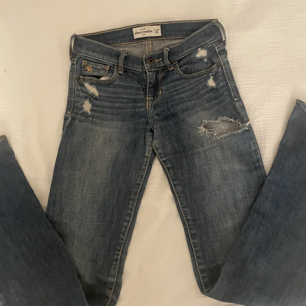 Ett par jätte fina lågmidjade jeans från aber crombie, så himla fint skick ❤️ säljer dem för dem är alldeles för små på mig❤️köpta för 600kr. Jeans & Byxor.