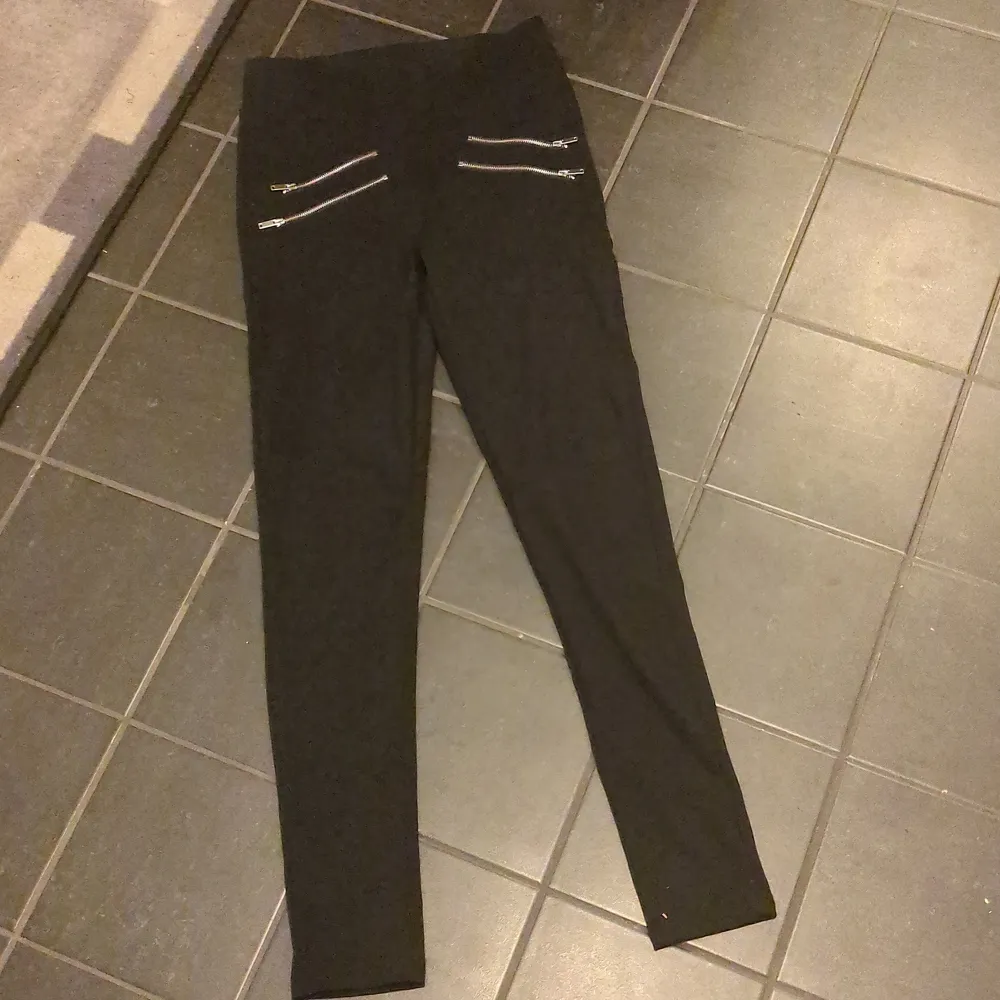 Coola svarta byxor med dragkedjor på. Jeans & Byxor.