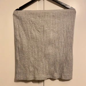 Grå kjol - Super mysig. Jag är 38. Lite sliten resår men funkar