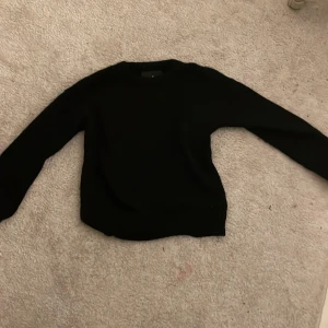 Stickad tröja  - Säljer denna fina tröja som är köpt ifrån Sellpy i gott skick 💗skriv för frågor 