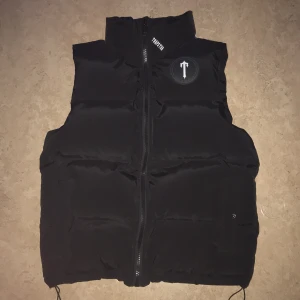 TRAPSTAR VÄST - tjena, säljer min trapstar väst då jag inte använder den alls. Storlek S och är i nyskick alltså minimalt använd och har inga tecken på slitage. Skriv gärna om ni har fler frågor. tyvärr inget kvitto