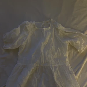 Blus - Jätte söt Vit blus från H&M. Säljer för den aldrig kommer till användning. Skriv för flera bilder💞