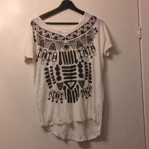 T-shirt med tryck - Modern och stilren vit t-shirt med svart tryck