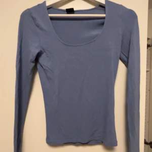 denna trendiga tröja från Gina med slits vid armarna! Säljer i både vit och blå! 115kr/st eller båda för 200!❤️‍🔥