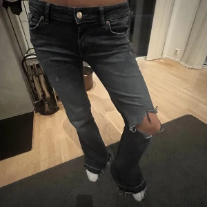 Botcut jeans - Säljer dessa super snygga lågmidjade botcut jeans från only! I storlek 36