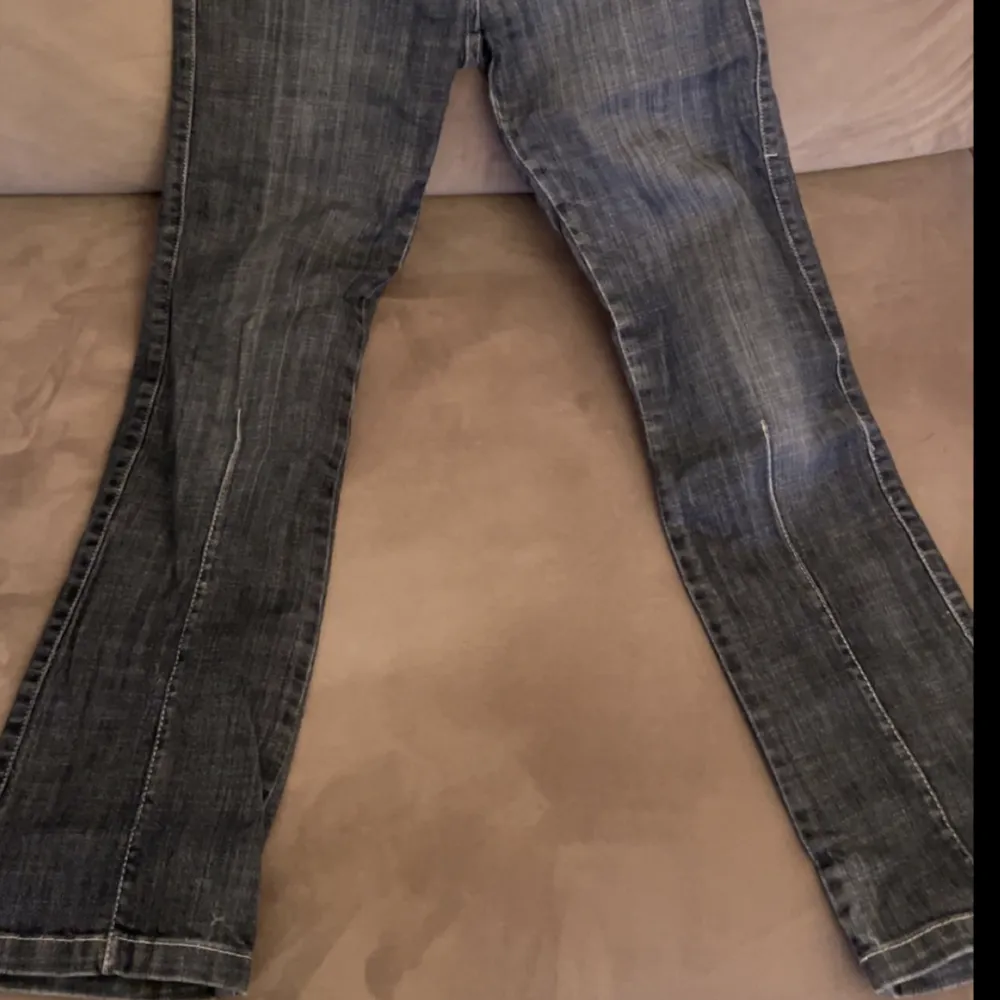 Jättesnygga mörkblåa jeans från ”For girls” i strl 152 men skulle säga att de är 24/30. Jeans & Byxor.