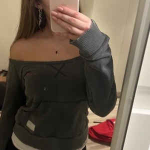 Odd Molly tröja  - Off shoulder tröja från odd Molly.  Storlek S.  Ordinarie pris 800kr  Nypris 400kr 