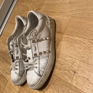 Valentino skor - Helt ok sick ganska slitna men mest smuts som går att tvätta bort 