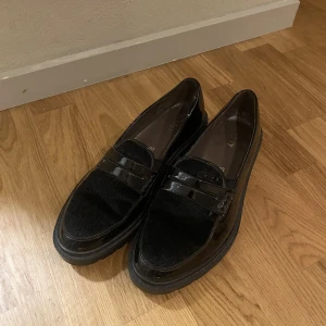 Loafers  - Klassiska loafers med textilinslag på ovansidan. 