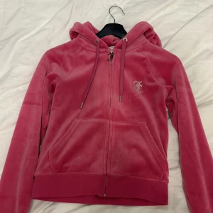 Juicy couture zip-hoodie - Säljer min juicy couture zip-hoodie, i storlek xxs men passar small. Använd 1 gång, men inga defekter. Nypris 1300 kr, priset är diskuterbart. Bara att fråga om fler bilder.🫶🏼🫶🏼